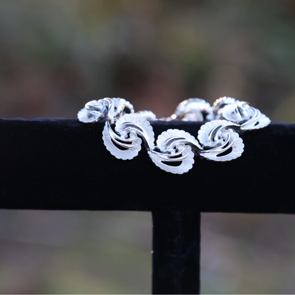 Vintage-Inspired Silver Leaf Swirl Bracelet - Women's Jewelry